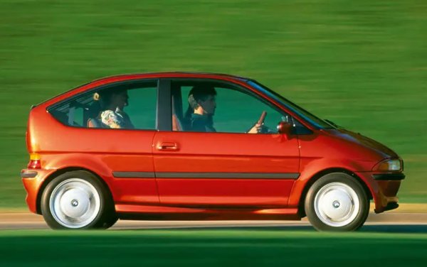 Най-малките автомобили често са най-иновативните и такова е положението и тук с концепция, показана за първи път през 1991 г., след което преосмислена две години по-късно.
Докато първата итерация идва само с електрическо задвижване, редизайнът предлага проектиране на три задвижващи агрегата: бензинов, електрически и бензиново-електрически хибрид с олекотен алуминиев корпус за намаляване на теглото.
Тази концепция е важна, тъй като показва на света как може да изглежда едно малко BMW във времето, когато компанията &ndash; подобно на основните си германски конкуренти &ndash; е свързана с конвенционалните седани.
